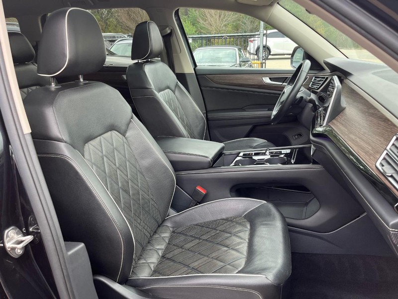 Volkswagen Atlas Vehicle Full-screen Gallery Image 14