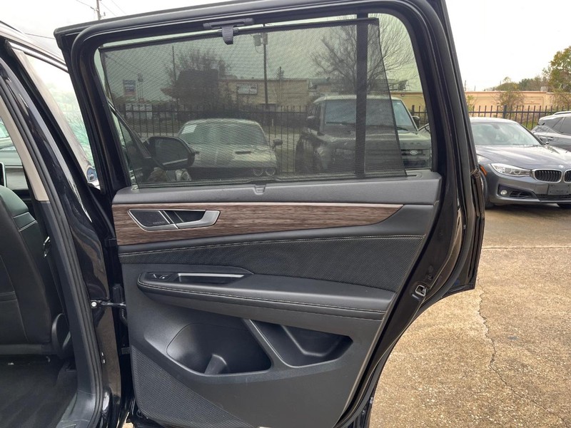 Volkswagen Atlas Vehicle Full-screen Gallery Image 17