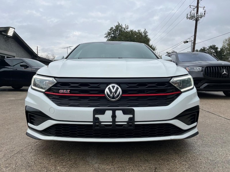 Volkswagen Jetta GLI Vehicle Full-screen Gallery Image 02