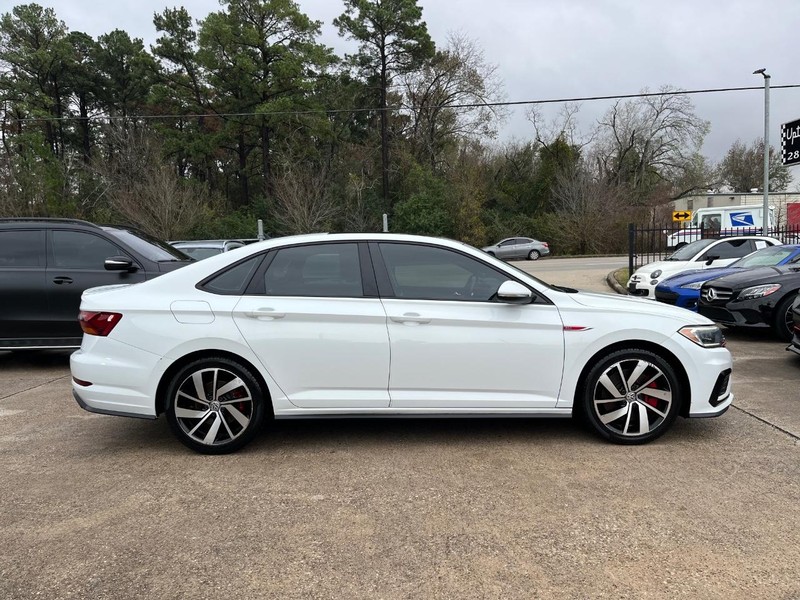 Volkswagen Jetta GLI Vehicle Full-screen Gallery Image 05