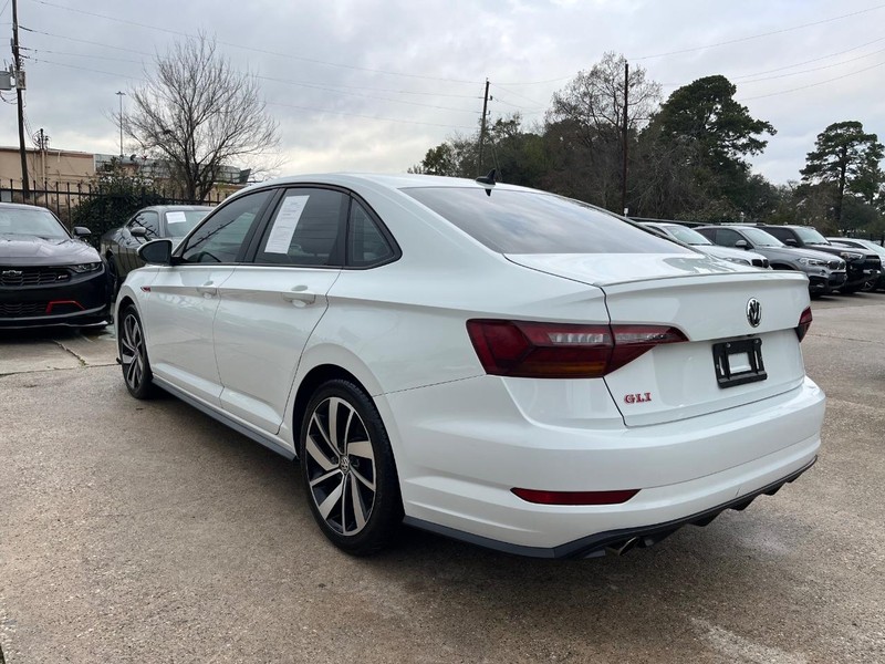 Volkswagen Jetta GLI Vehicle Full-screen Gallery Image 08