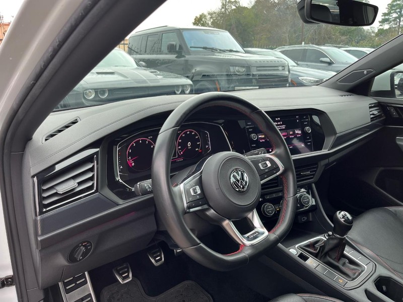 Volkswagen Jetta GLI Vehicle Full-screen Gallery Image 10