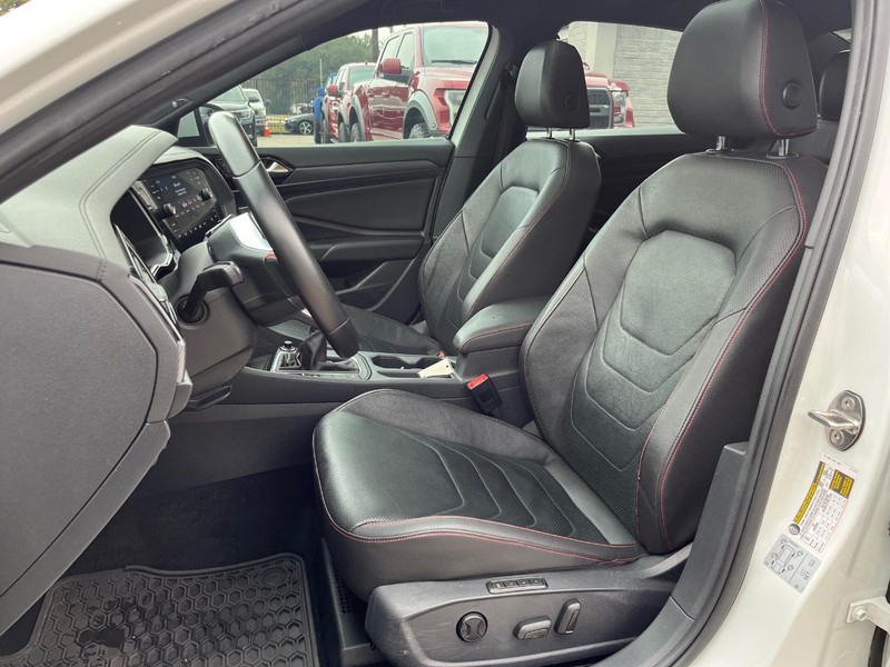 Volkswagen Jetta GLI Vehicle Full-screen Gallery Image 11