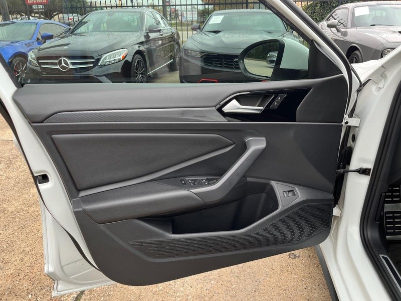 Volkswagen Jetta GLI Vehicle Full-screen Gallery Image 12