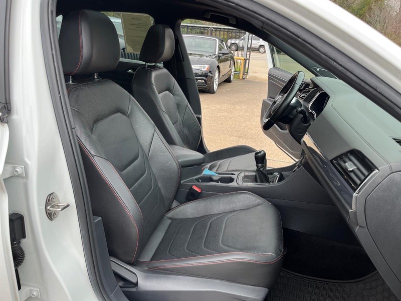 Volkswagen Jetta GLI Vehicle Full-screen Gallery Image 14