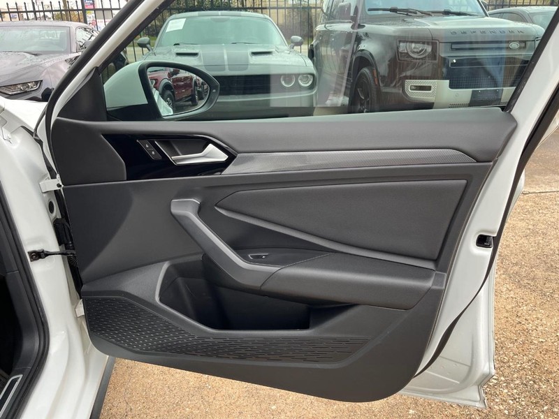 Volkswagen Jetta GLI Vehicle Full-screen Gallery Image 15