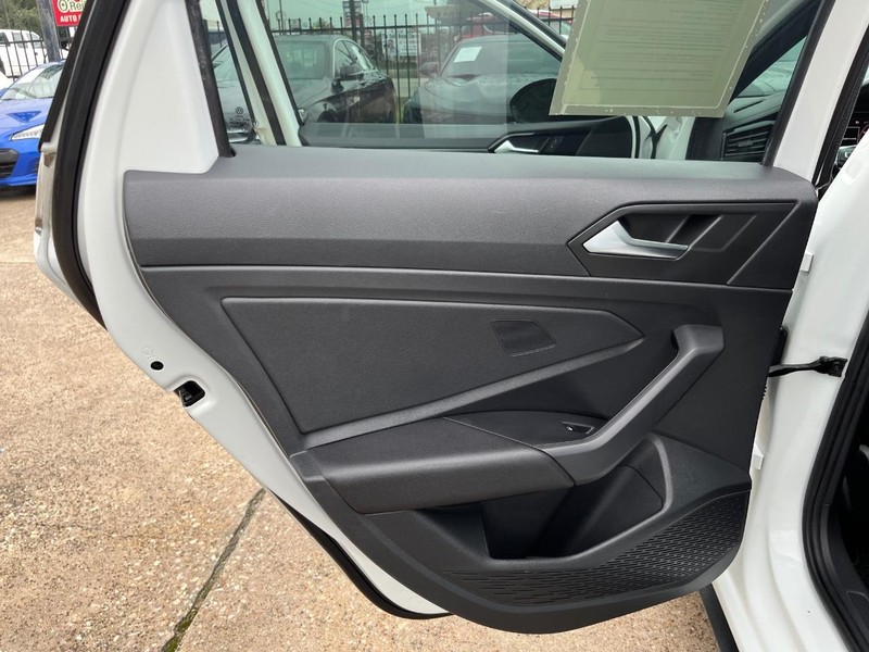 Volkswagen Jetta GLI Vehicle Full-screen Gallery Image 17