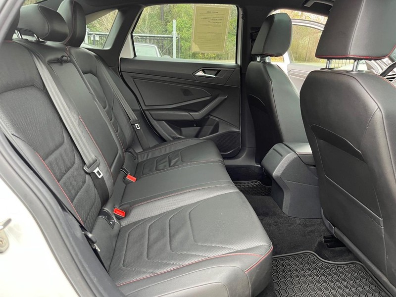 Volkswagen Jetta GLI Vehicle Full-screen Gallery Image 18