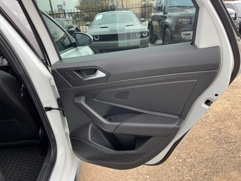 Volkswagen Jetta GLI Vehicle Full-screen Gallery Image 19