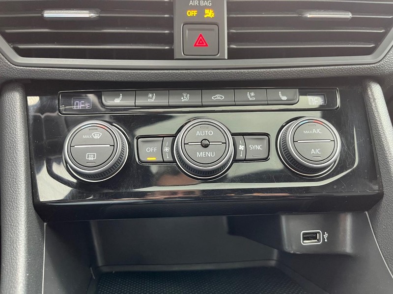 Volkswagen Jetta GLI Vehicle Full-screen Gallery Image 24