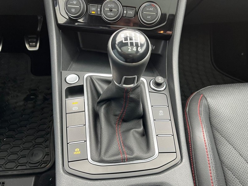 Volkswagen Jetta GLI Vehicle Full-screen Gallery Image 25