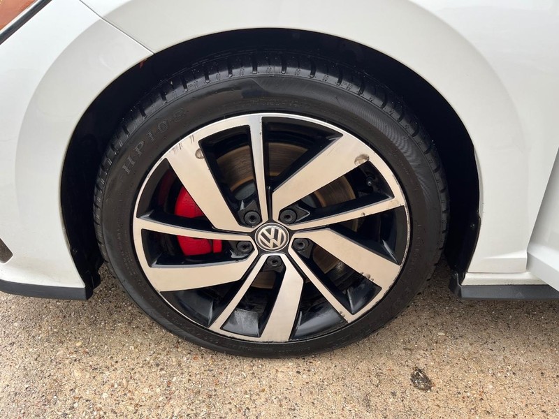 Volkswagen Jetta GLI Vehicle Full-screen Gallery Image 29