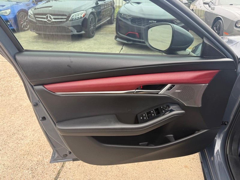 Mazda Mazda3 Hatchback Vehicle Full-screen Gallery Image 12