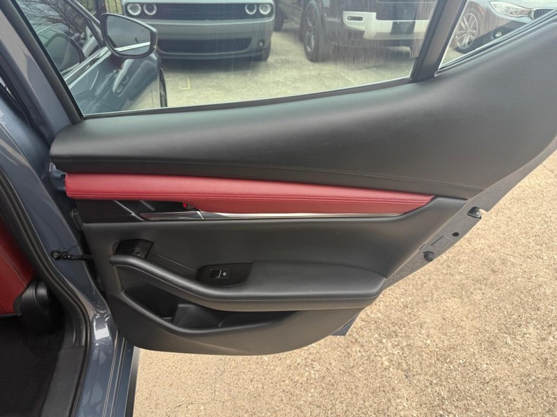 Mazda Mazda3 Hatchback Vehicle Full-screen Gallery Image 17