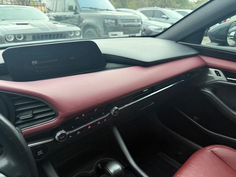 Mazda Mazda3 Hatchback Vehicle Full-screen Gallery Image 24