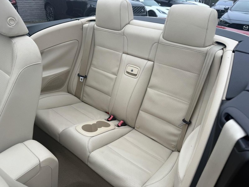 Volkswagen EOS Vehicle Full-screen Gallery Image 24