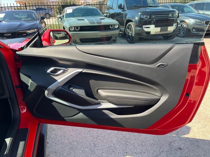 Chevrolet Camaro Vehicle Full-screen Gallery Image 15