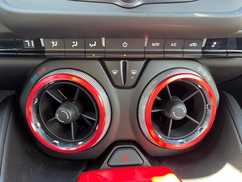 Chevrolet Camaro Vehicle Full-screen Gallery Image 21