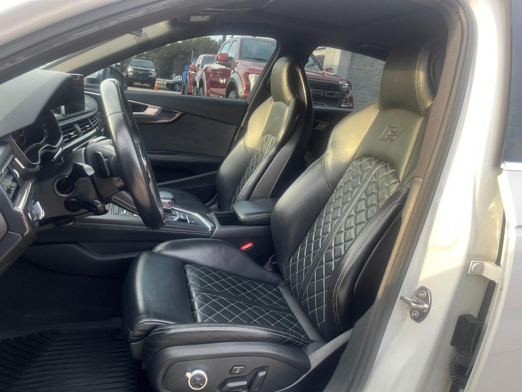 Audi S4 Vehicle Full-screen Gallery Image 11