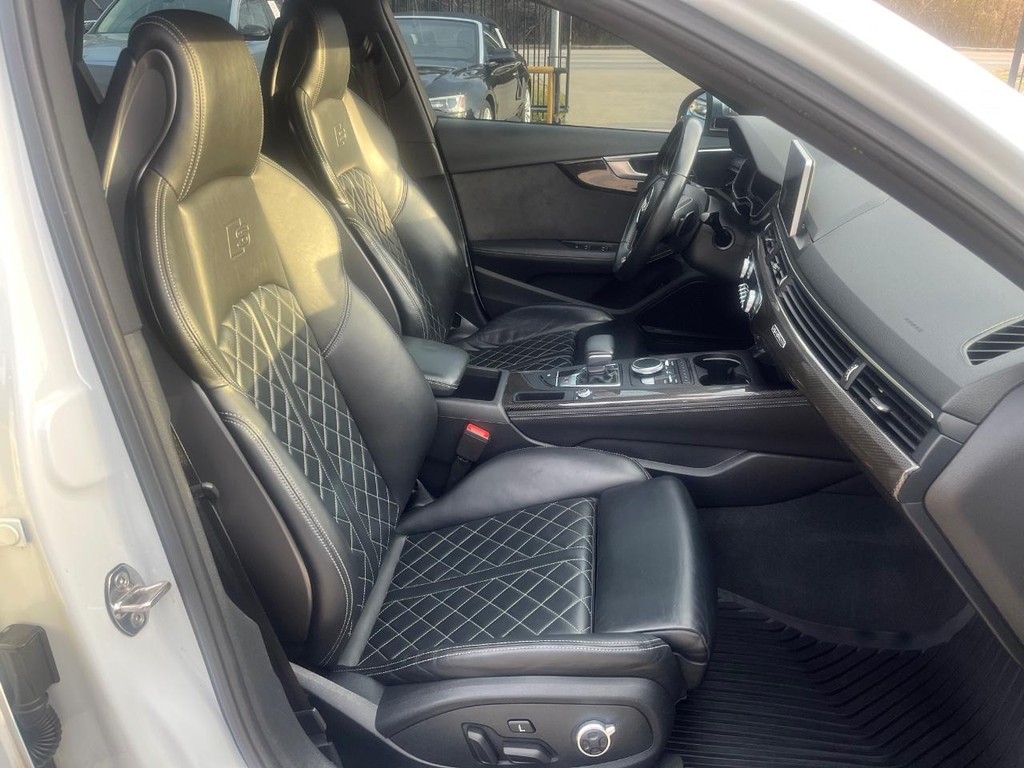 Audi S4 Vehicle Full-screen Gallery Image 14