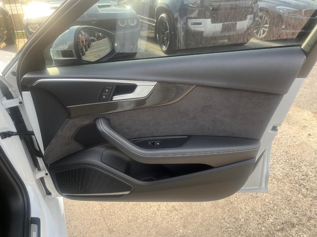 Audi S4 Vehicle Full-screen Gallery Image 15