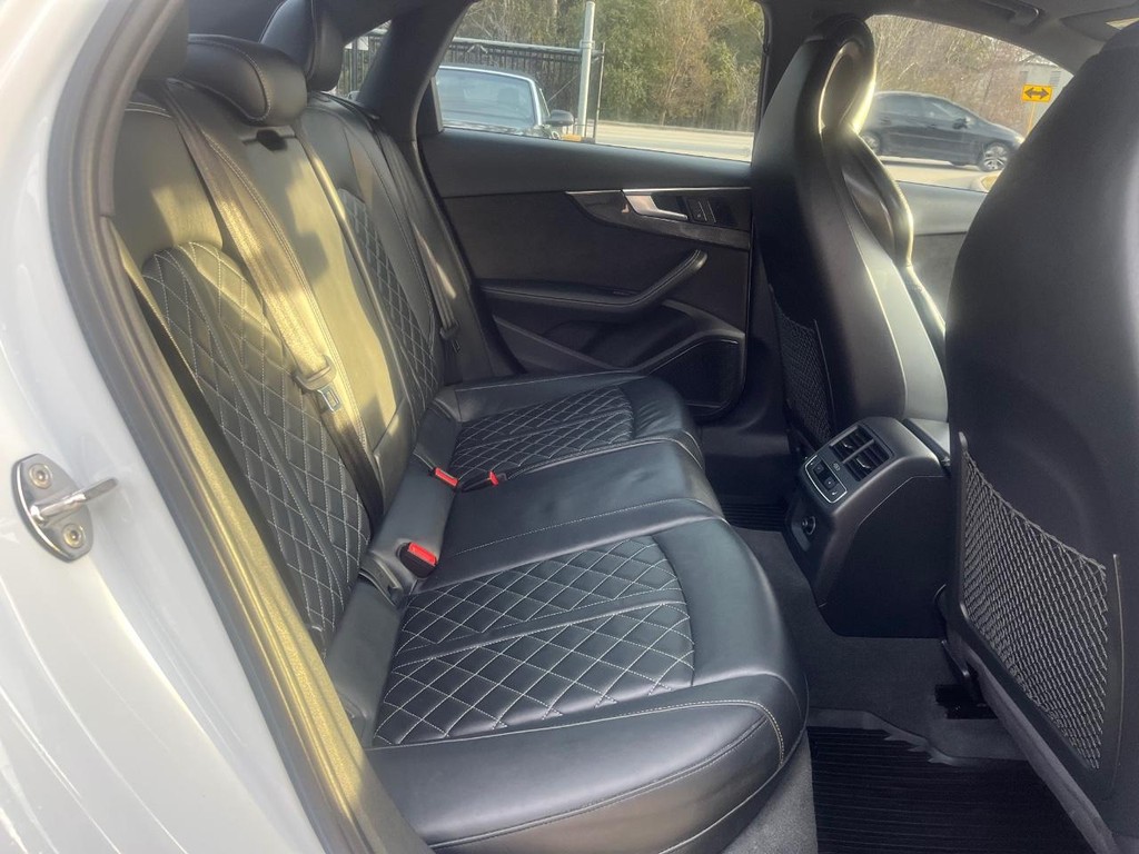 Audi S4 Vehicle Full-screen Gallery Image 16