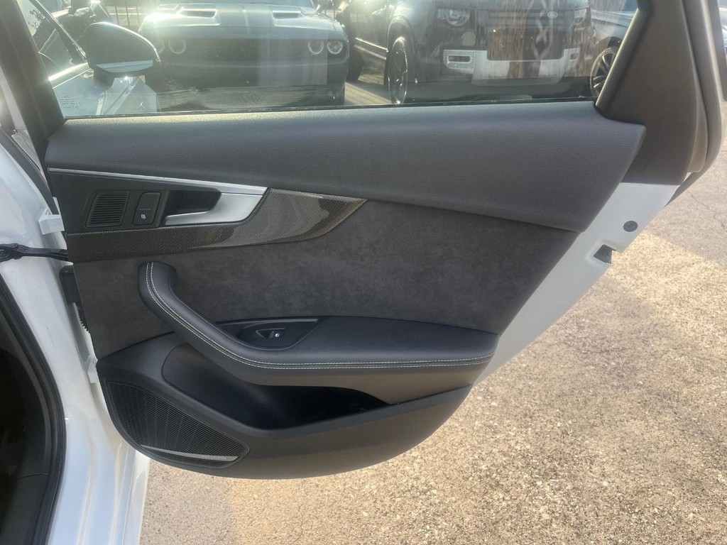 Audi S4 Vehicle Full-screen Gallery Image 17