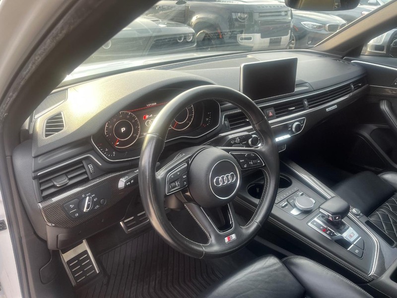 Audi S4 Vehicle Full-screen Gallery Image 10