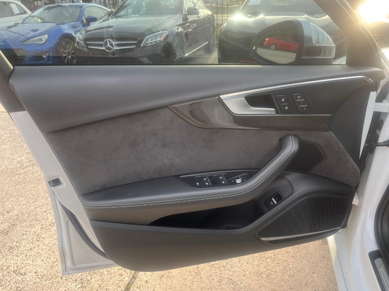 Audi S4 Vehicle Full-screen Gallery Image 12