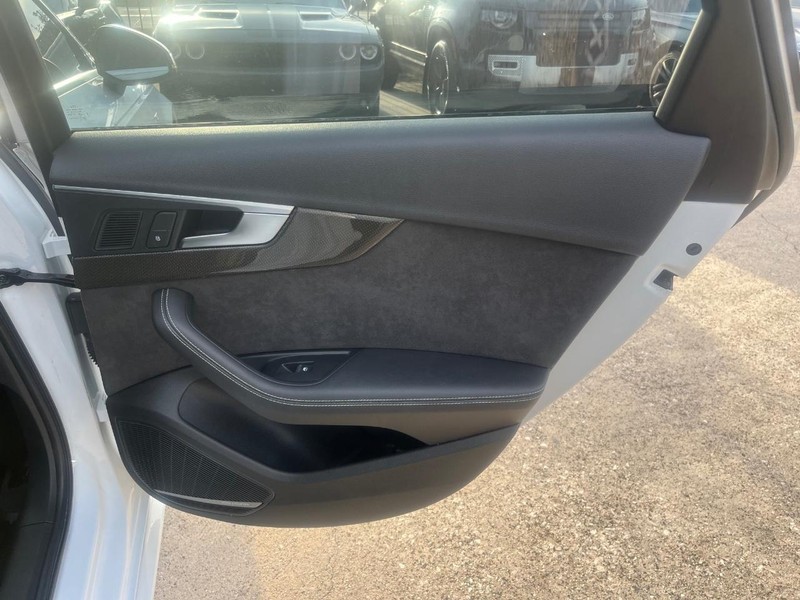 Audi S4 Vehicle Full-screen Gallery Image 17