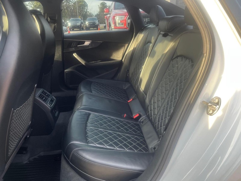 Audi S4 Vehicle Full-screen Gallery Image 18