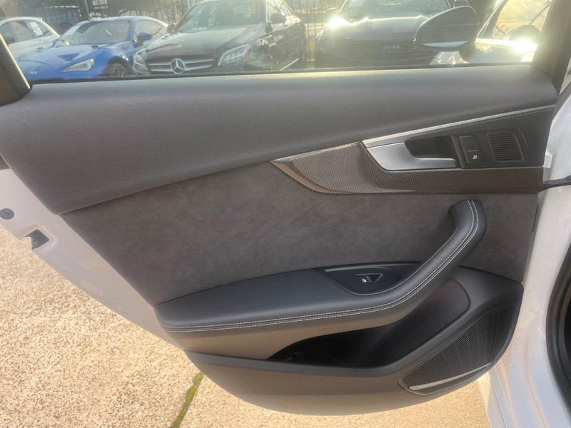 Audi S4 Vehicle Full-screen Gallery Image 19