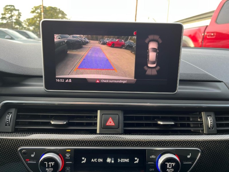 Audi S4 Vehicle Full-screen Gallery Image 23