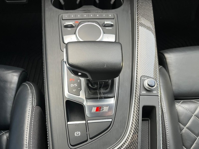 Audi S4 Vehicle Full-screen Gallery Image 25