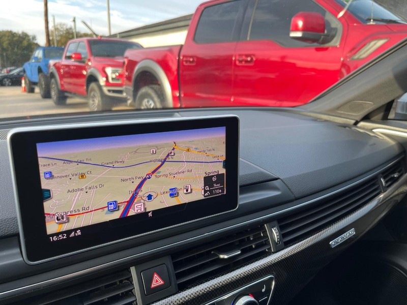 Audi S4 Vehicle Full-screen Gallery Image 26