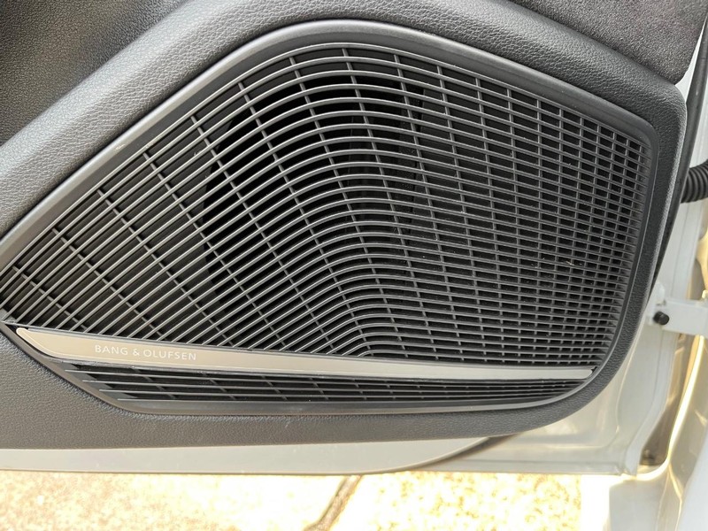 Audi S4 Vehicle Full-screen Gallery Image 27