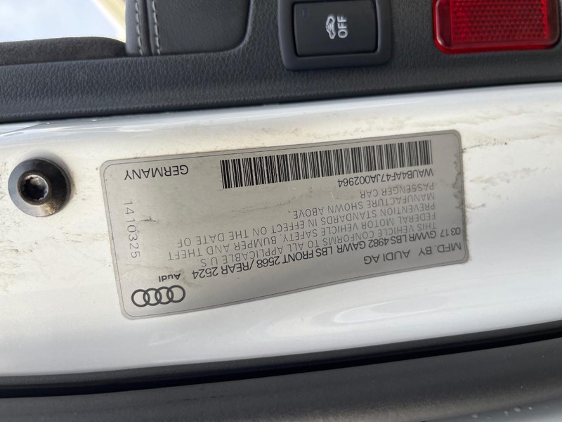Audi S4 Vehicle Full-screen Gallery Image 31