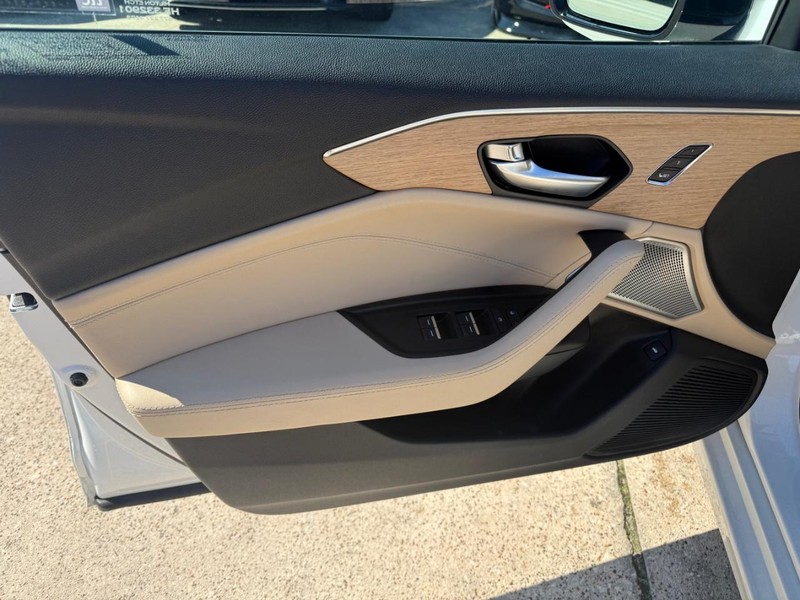 Acura TLX Vehicle Full-screen Gallery Image 12