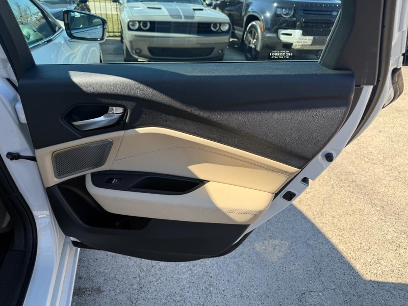 Acura TLX Vehicle Full-screen Gallery Image 17