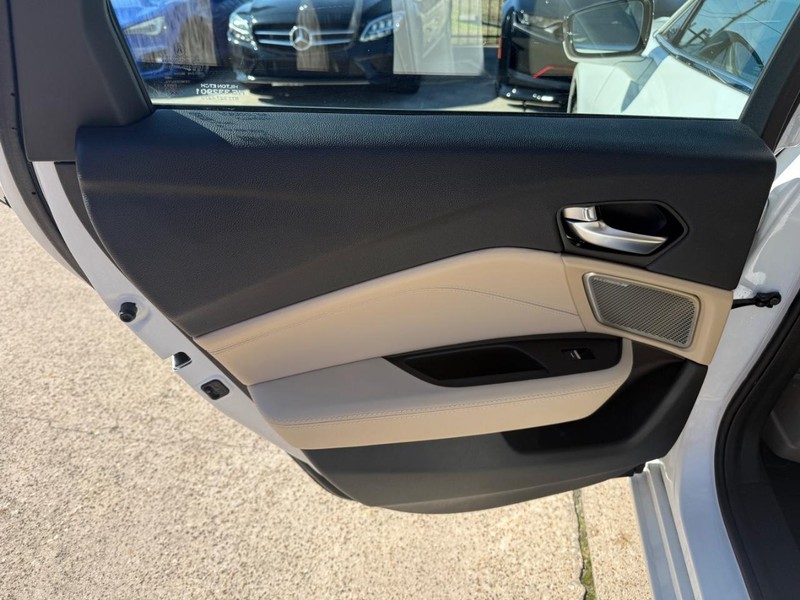 Acura TLX Vehicle Full-screen Gallery Image 19