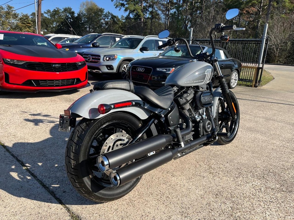 Harley-Davidson Street Bob Vehicle Full-screen Gallery Image 05