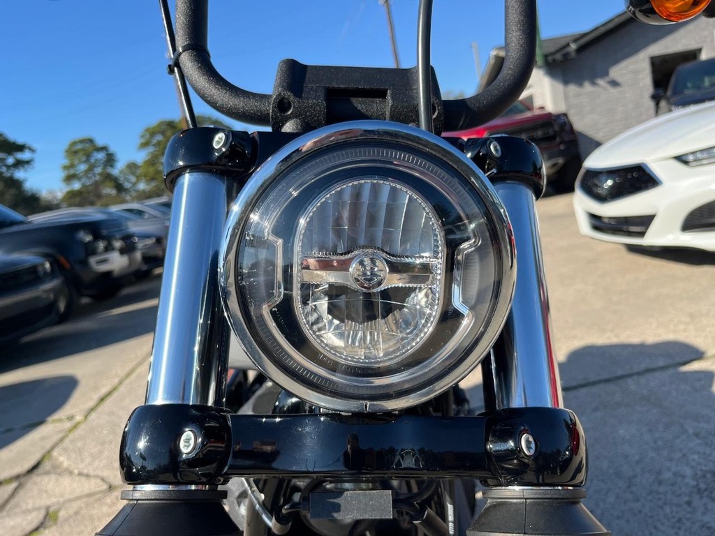 Harley-Davidson Street Bob Vehicle Full-screen Gallery Image 10