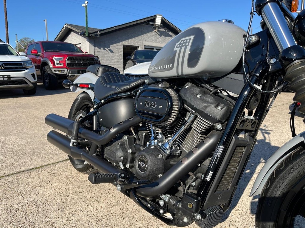 Harley-Davidson Street Bob Vehicle Full-screen Gallery Image 13