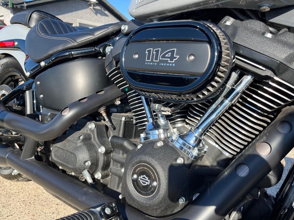 Harley-Davidson Street Bob Vehicle Full-screen Gallery Image 17