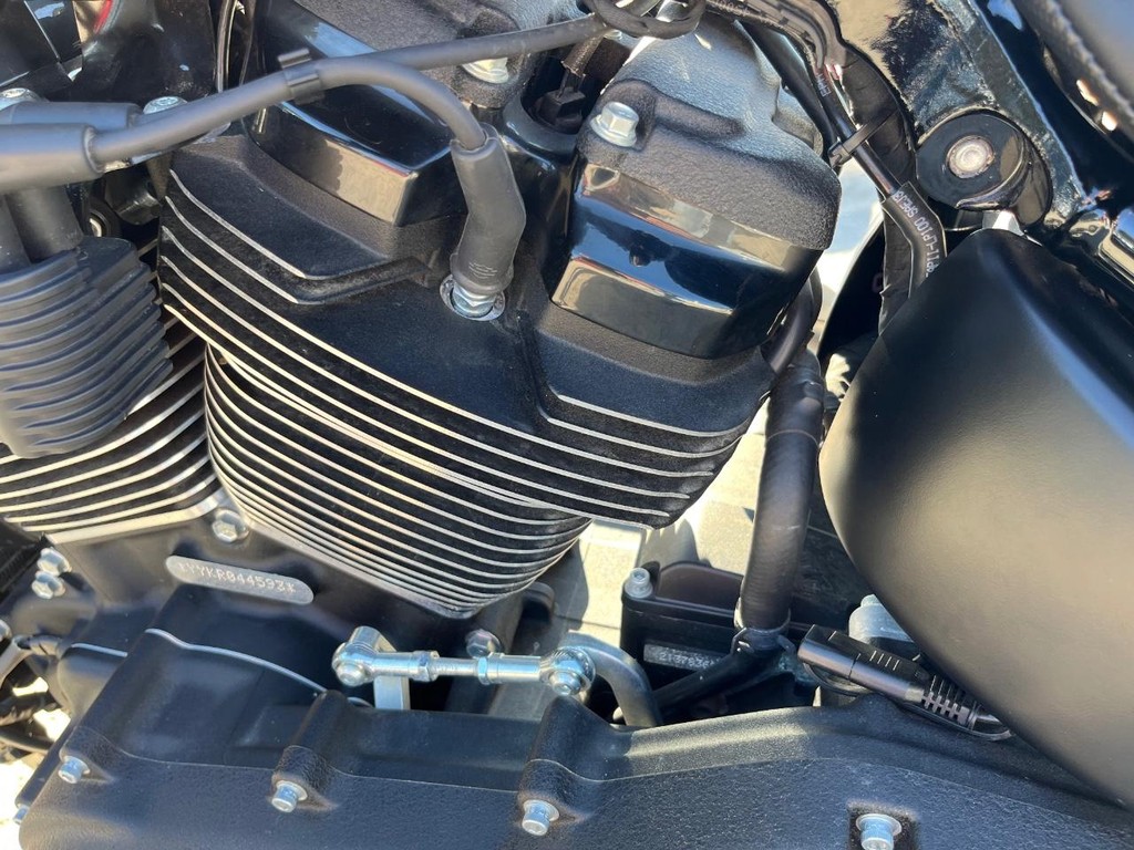 Harley-Davidson Street Bob Vehicle Full-screen Gallery Image 20