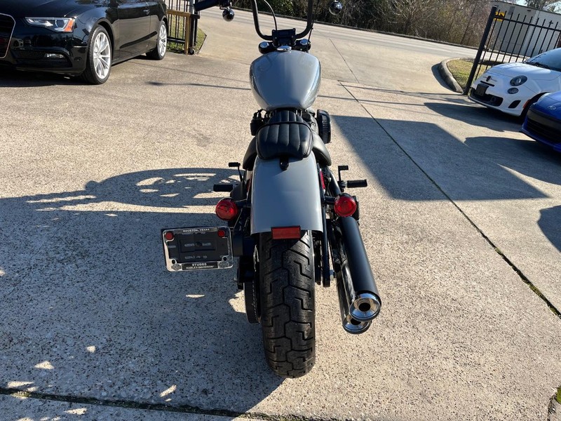 Harley-Davidson Street Bob Vehicle Full-screen Gallery Image 06