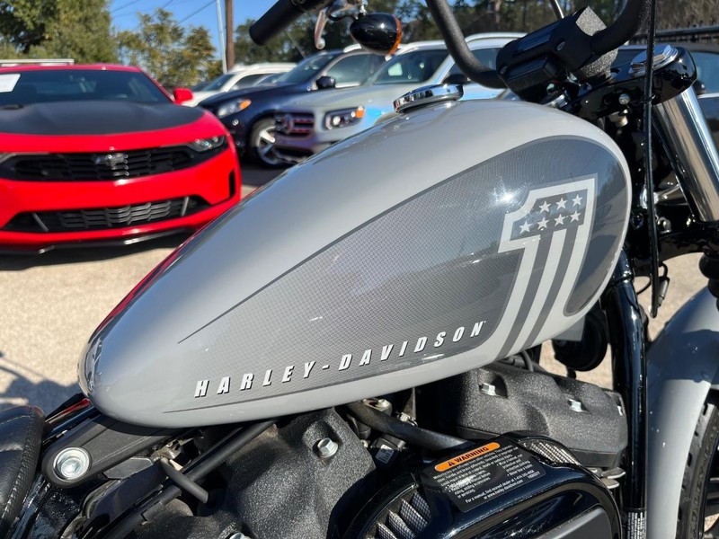 Harley-Davidson Street Bob Vehicle Full-screen Gallery Image 09