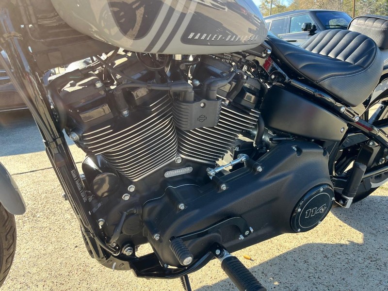 Harley-Davidson Street Bob Vehicle Full-screen Gallery Image 14