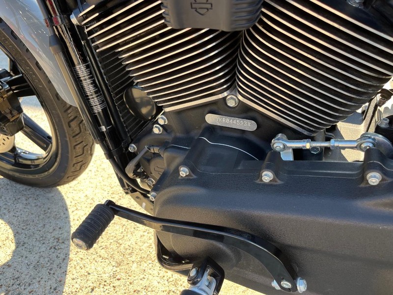 Harley-Davidson Street Bob Vehicle Full-screen Gallery Image 19