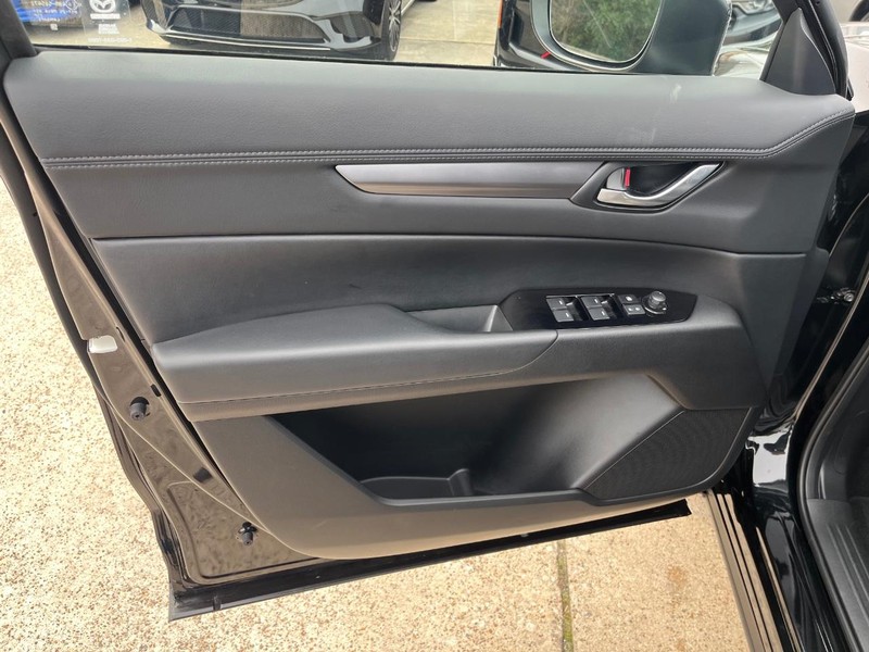 Mazda CX-5 Vehicle Full-screen Gallery Image 12